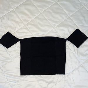 Ribbed black off shoulder sleeves shirt!